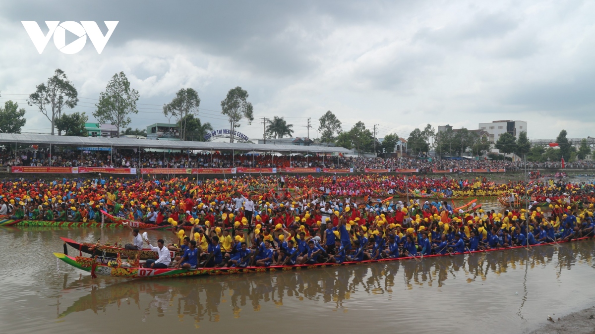 Hàng chục ngàn người tham gia lễ hội đua ghe Ngo đồng bào Khmer