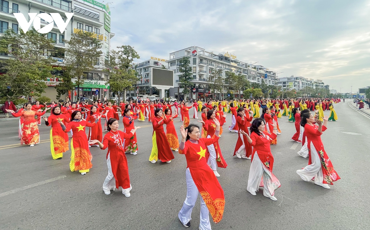 Hơn 1.200 phụ nữ trình diễn "vũ điệu bên bờ di sản Hạ Long"