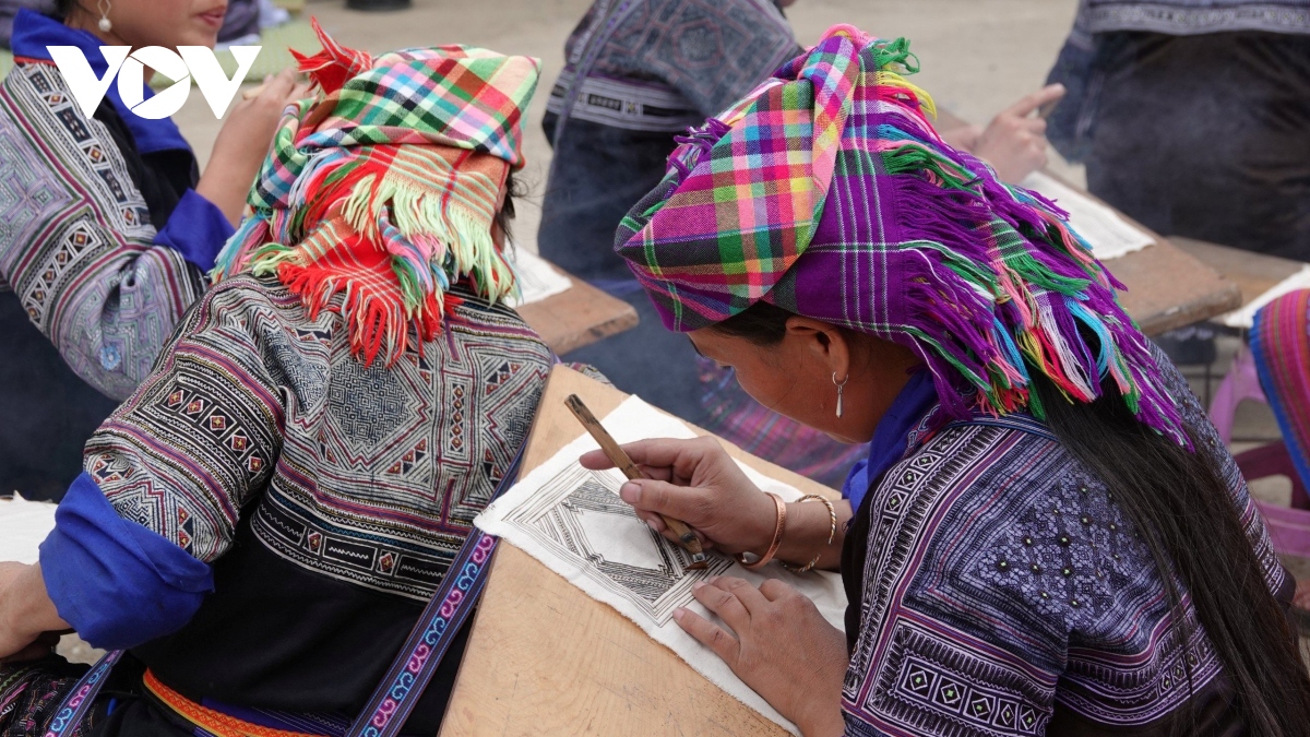 Những nữ "họa sĩ" tạo hoa văn trên vải bằng sáp ong nơi non cao