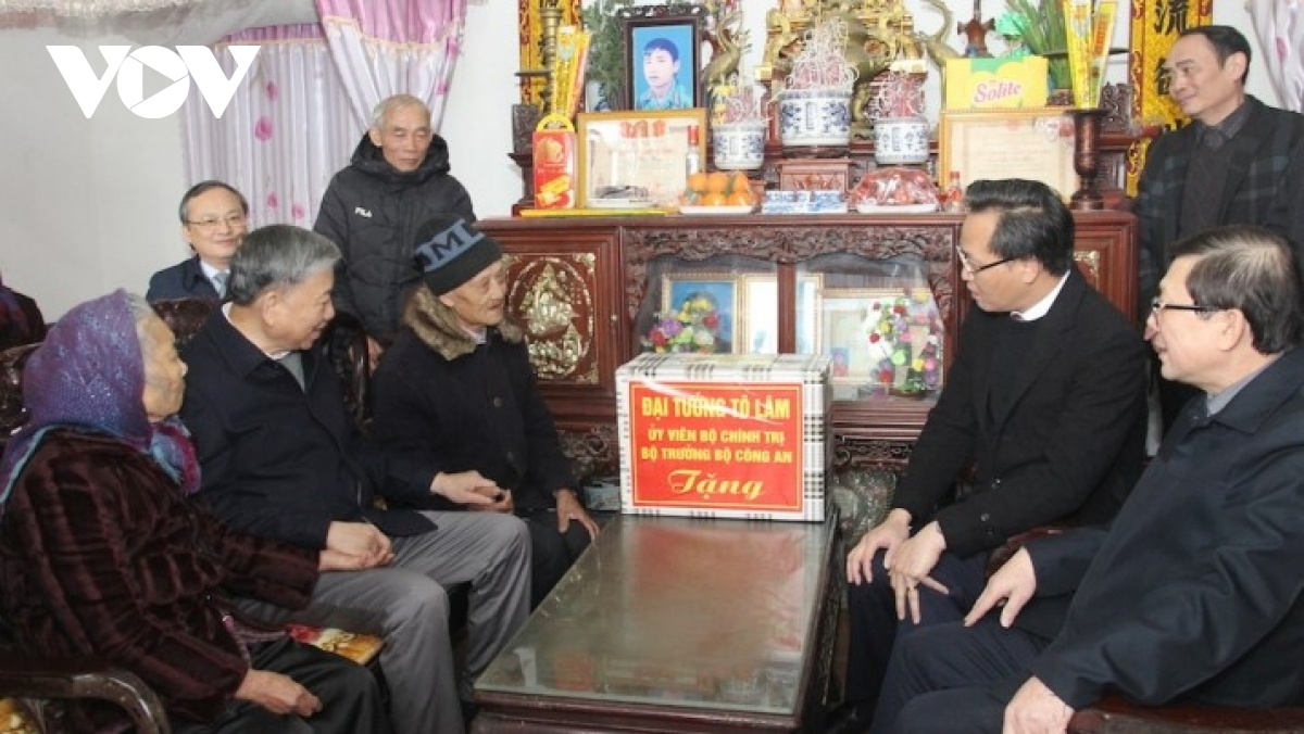 Đại tướng Tô Lâm tặng quà các gia đình chính sách, người khó khăn tại Hưng Yên