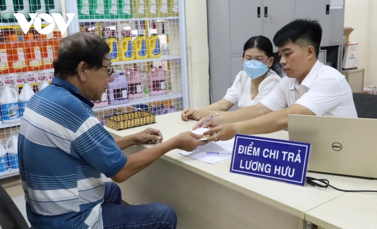 Hà Nội hỗ trợ công dân mở tài khoản phục vụ chi trả an sinh xã hội cả ngày nghỉ