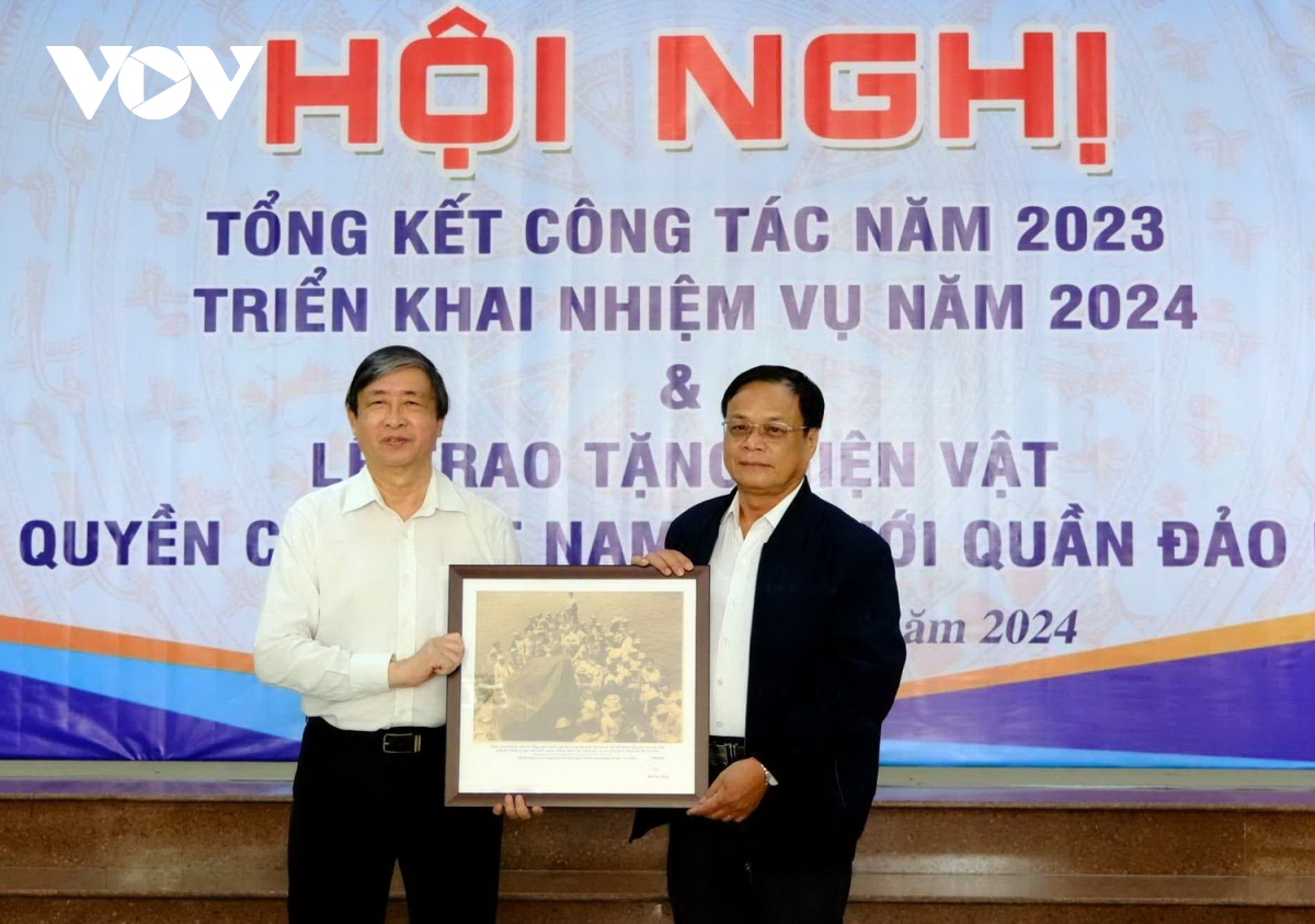 Tặng 2 tư liệu quý về chủ quyền của Việt Nam đối với quần đảo Hoàng Sa