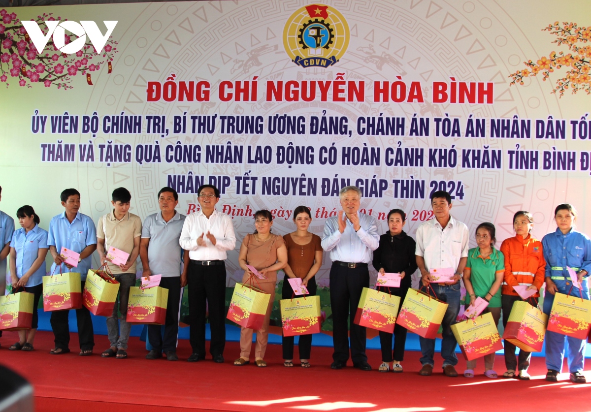 Ông Nguyễn Hòa Bình thăm, tặng quà Tết người lao động tại tỉnh Bình Định