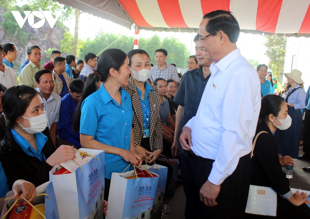 Phó Chủ tịch Quốc hội Trần Quang Phương tặng quà và chúc Tết tại Quảng Trị