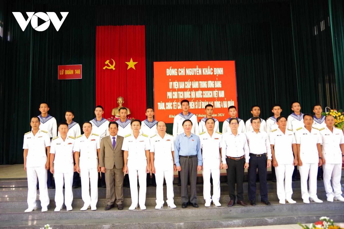Phó Chủ tịch Quốc hội Nguyễn Khắc Định thăm và chúc Tết đoàn Trường Sa