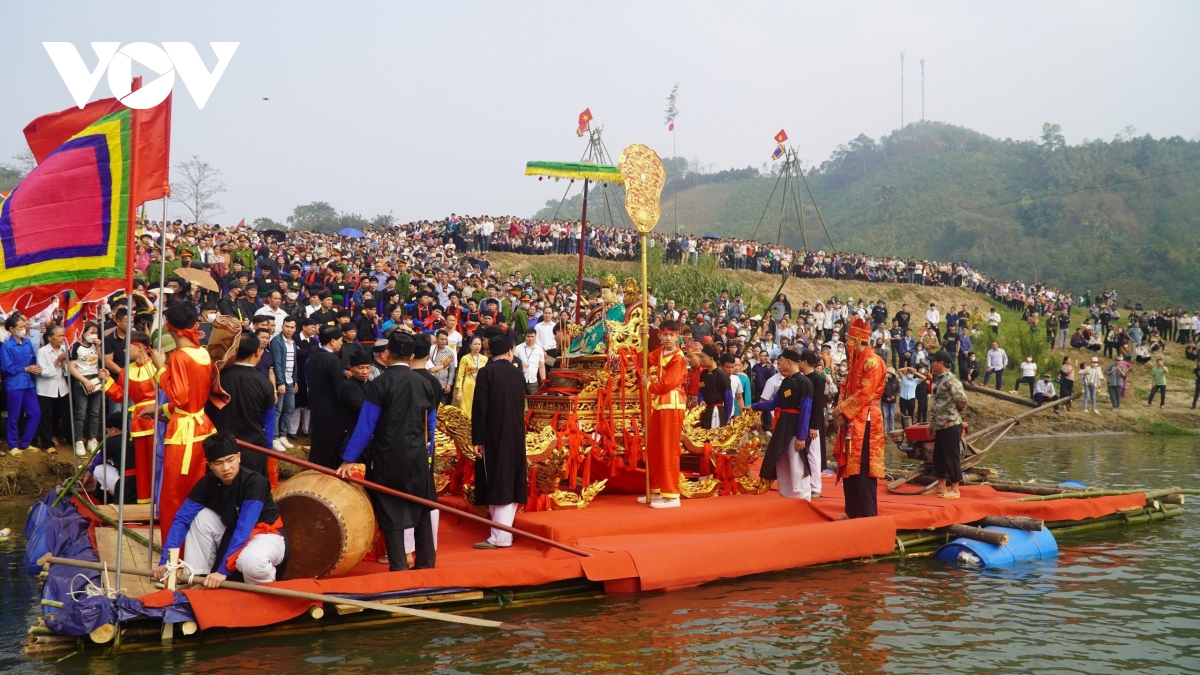 Hàng nghìn người rước Mẫu qua sông tại Lễ hội Đền Đông Cuông