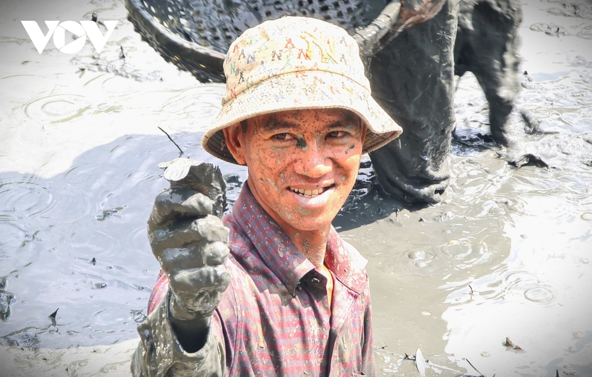 Nét văn hóa tát đìa bắt cá đồng ăn Tết ở Cà Mau