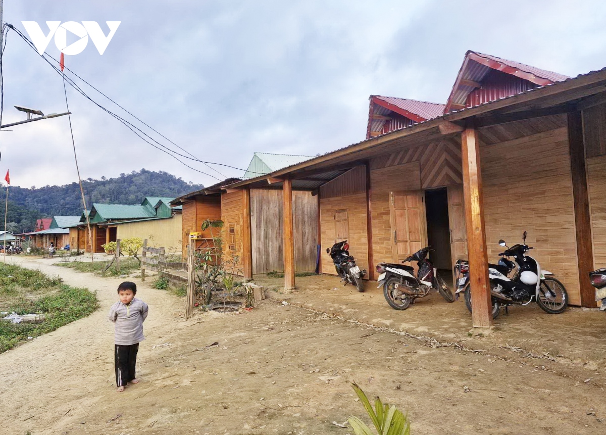 Đồng bào Cơ Tu vùng biên giới Quảng Nam đón Tết trong nhà mới