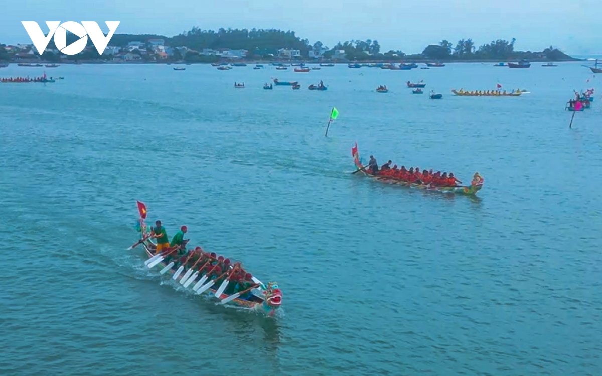 Sôi nổi lễ hội đua thuyền truyền thống của ngư dân Tịnh Kỳ, Quảng Ngãi