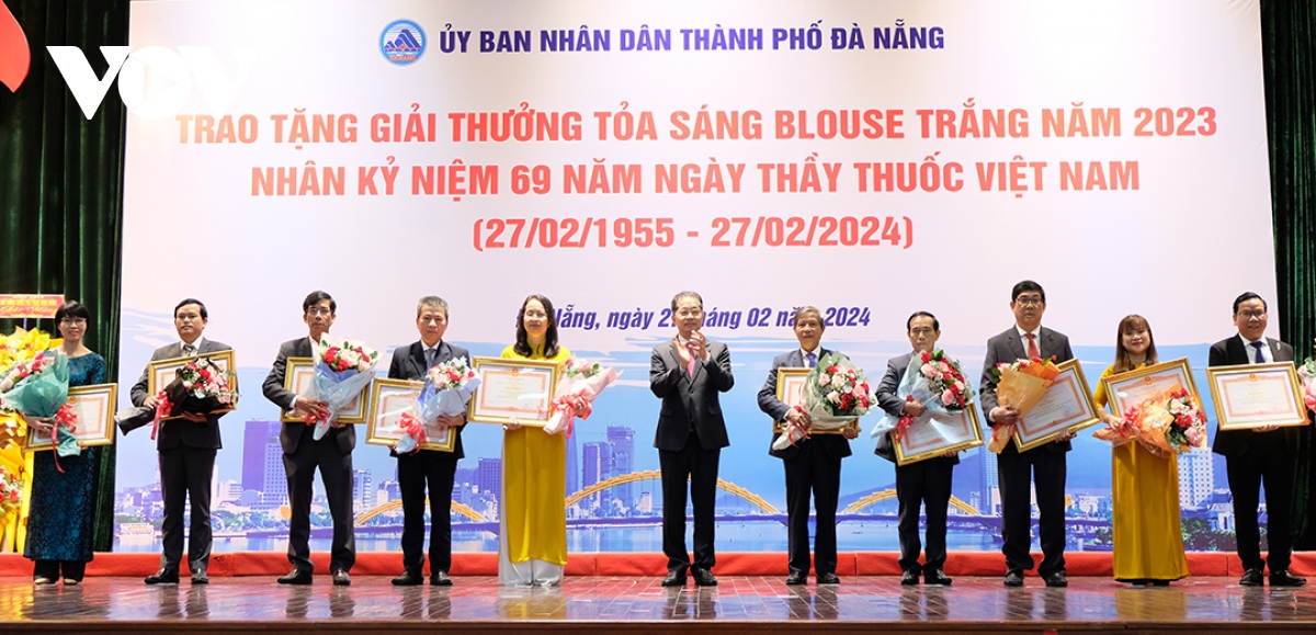 20 y, bác sĩ tiêu biểu ở Đà Nẵng nhận giải thưởng "Toả sáng Blouse trắng"
