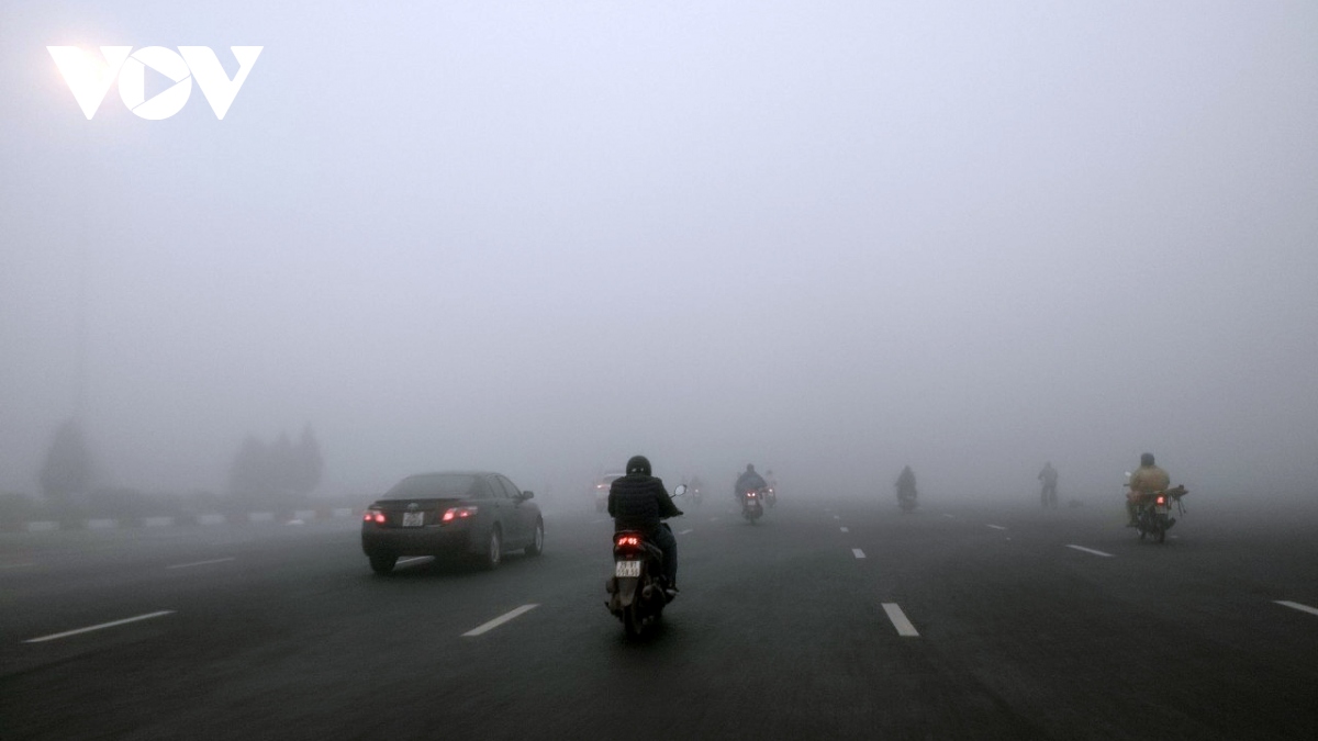 Chuyên gia lý giải hiện tượng sương mù trắng xóa tại Hà Nội