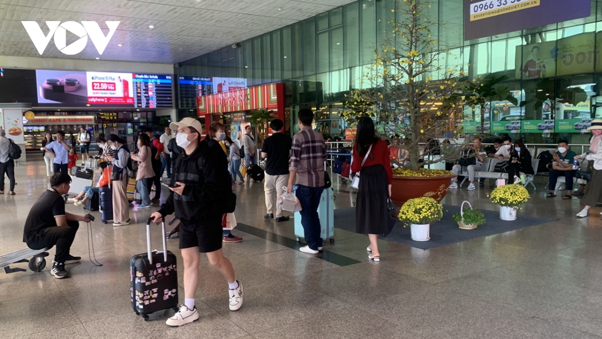 Sân bay Tân Sơn Nhất lập đỉnh mới, đường sắt cơ bản xong cao điểm Tết