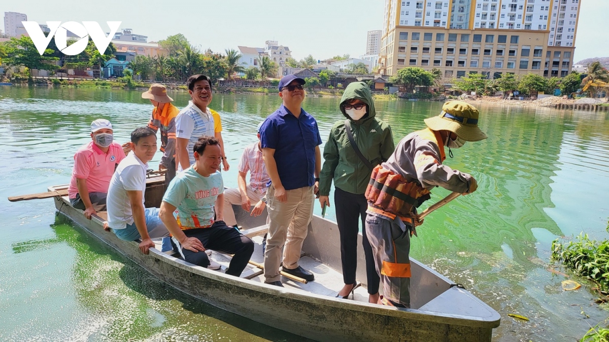 TP Vũng Tàu kiểm tra ô nhiễm hồ nước giữa thành phố