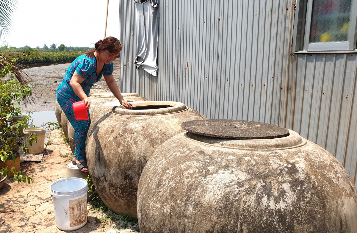 Người dân Cà Mau phải lấy nước mặn rửa chén, mua nước theo lít để nấu cơm