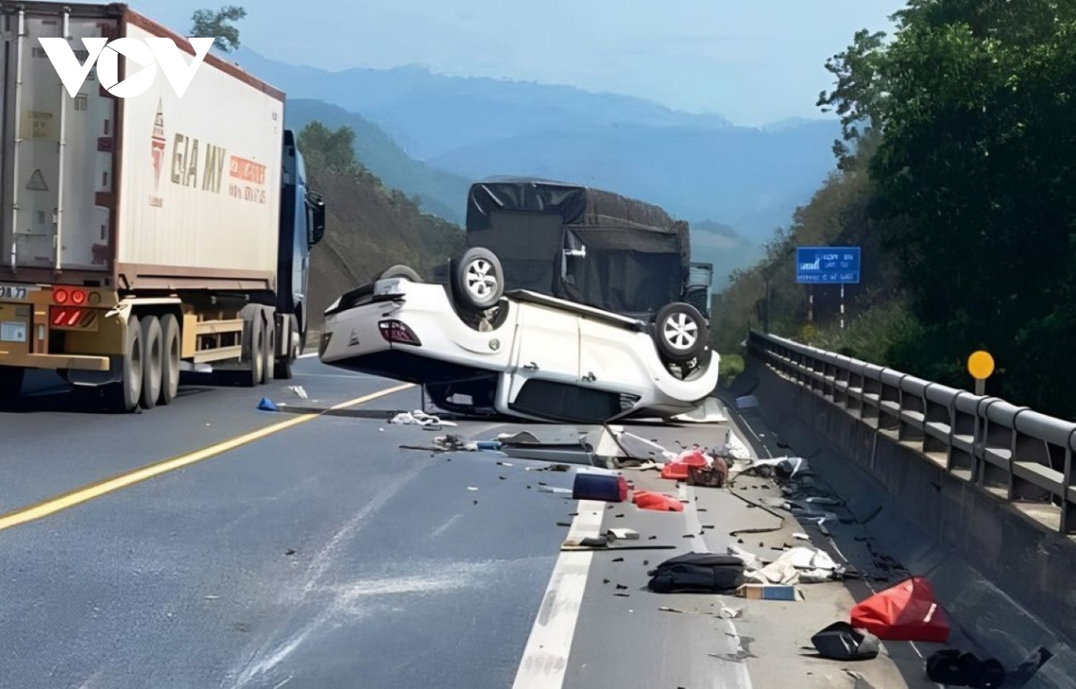 Tai nạn giao thông trên cao tốc La Sơn - Túy Loan, 2 người bị thương