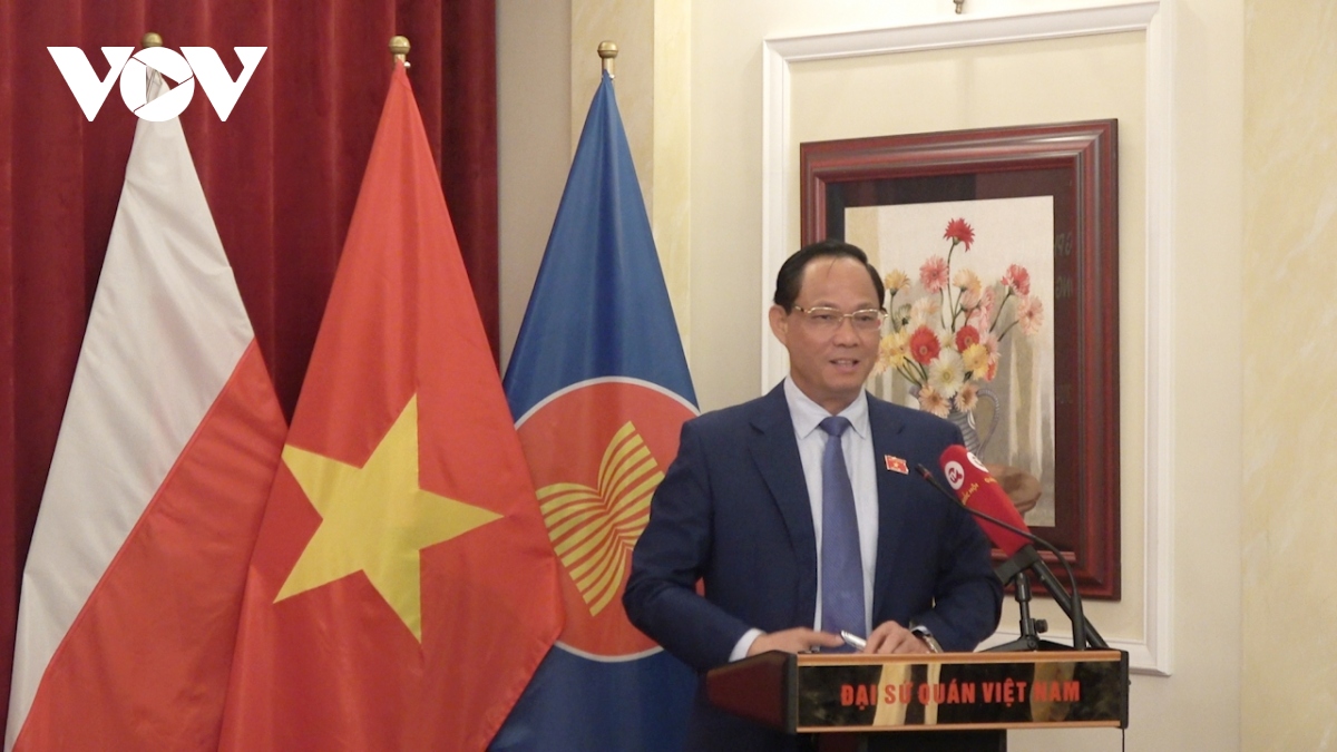 Phó Chủ tịch Quốc hội thăm ĐSQ, gặp gỡ cộng đồng người Việt tại Ba Lan