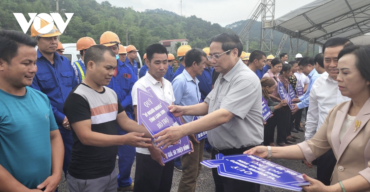 Thủ tướng thăm hỏi nhân dân, kiểm tra một số dự án quan trọng tại Lạng Sơn