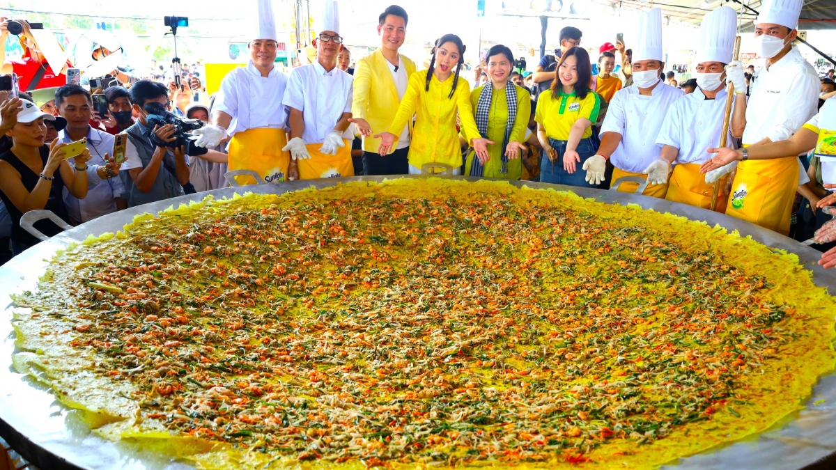 Cần Thơ: 15 nghệ nhân trình diễn đổ bánh xèo "siêu to khổng lồ" đường kính 3m