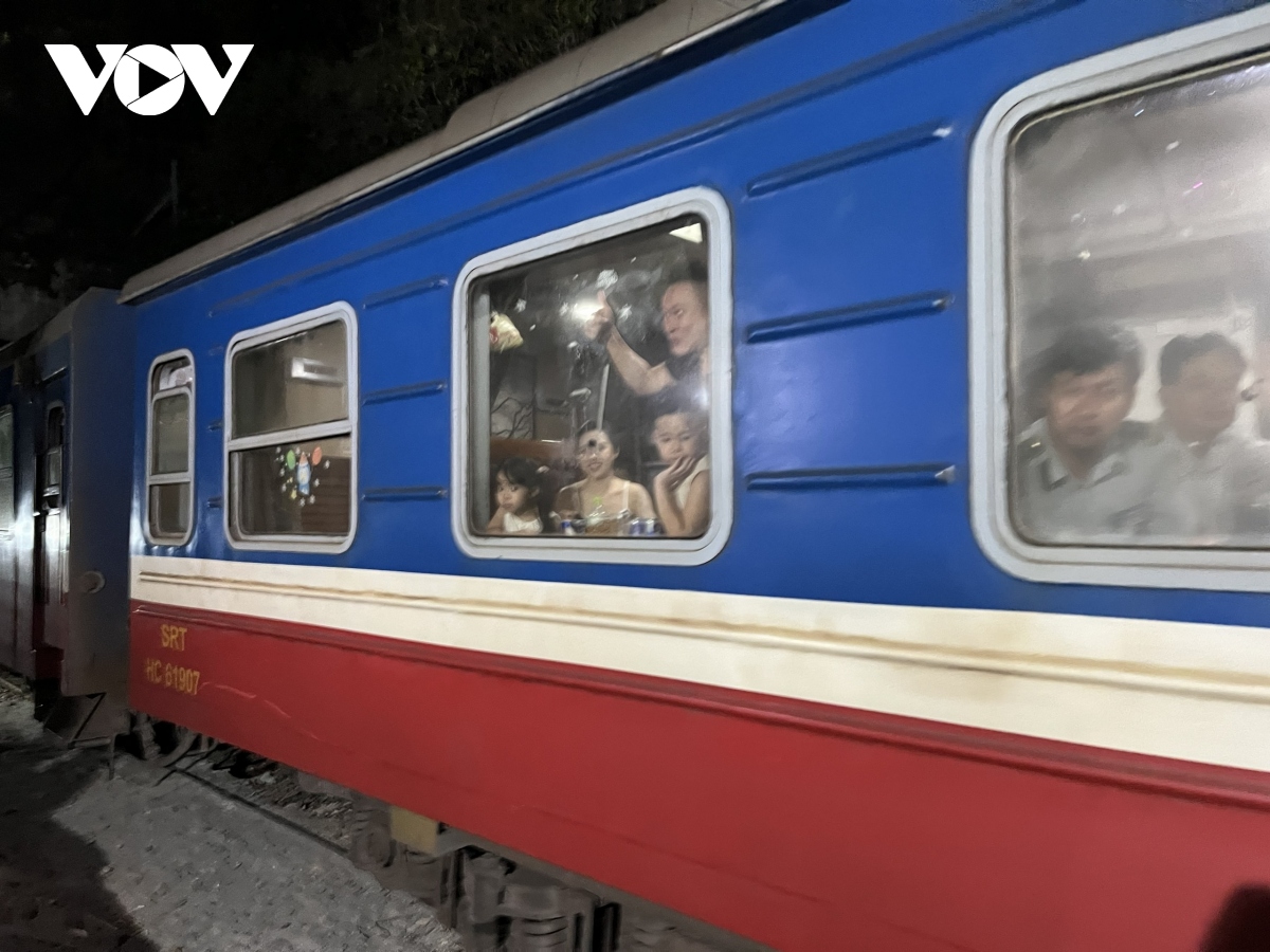Thông đường sắt Bắc - Nam qua hầm Bãi Gió, tỉnh Khánh Hòa sau 9 ngày ách tắc