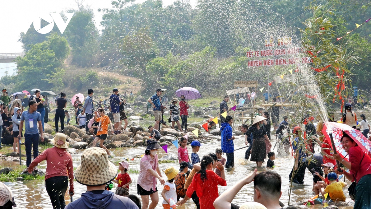 Ảnh: Rộn rã lễ hội Tết té nước của người Lào ở Núa Ngam (Điện Biên)