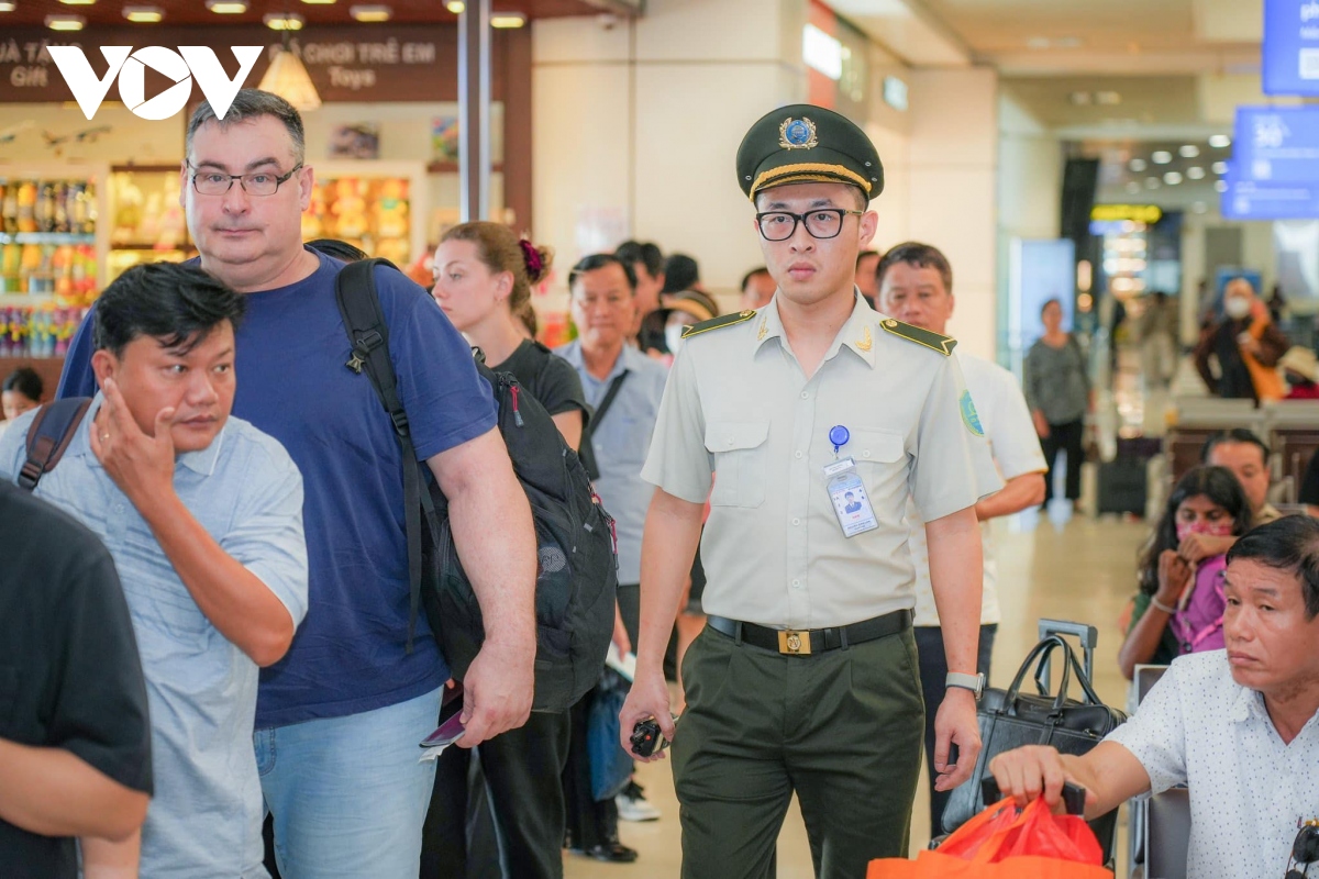 Lượng khách đi máy bay qua Nội Bài và Tân Sơn Nhất bất ngờ giảm mạnh