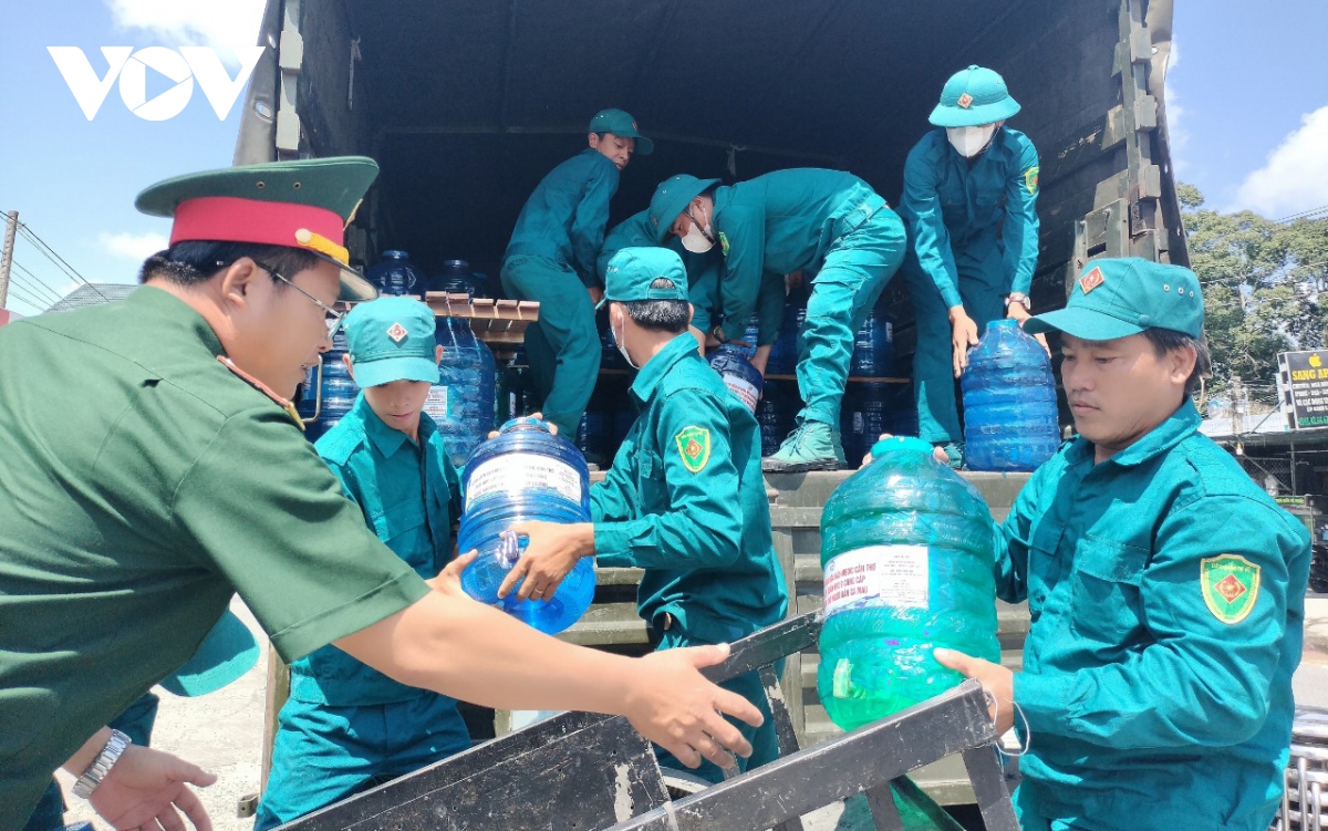 Quân khu 9 chở 5.000 “thùng nước nghĩa tình” đến người dân Cà Mau