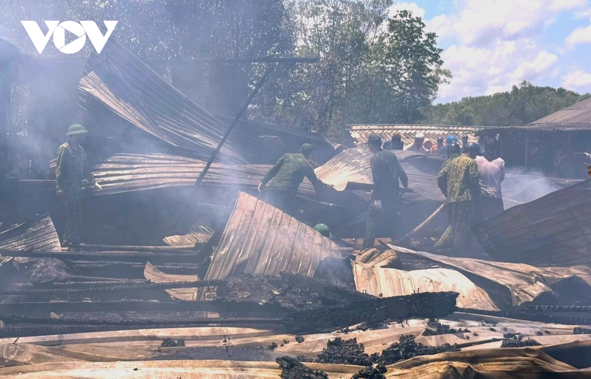 Cháy 5 nhà dân ở xã Đất Mũi, Cà Mau
