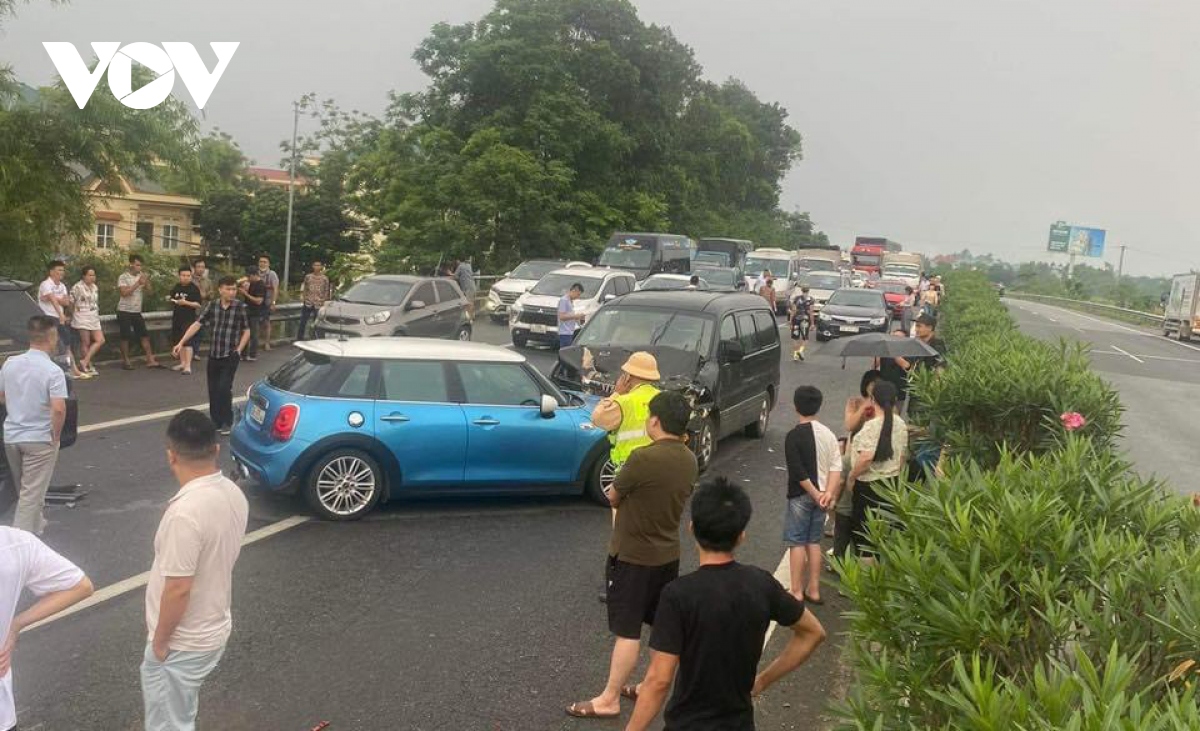 Tai nạn liên hoàn trên cao tốc Nội Bài - Lào Cai gây ách tắc giao thông kéo dài
