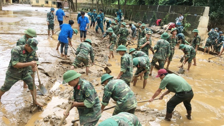 Bộ đội giúp dân khắc phục hậu quả mưa lũ.