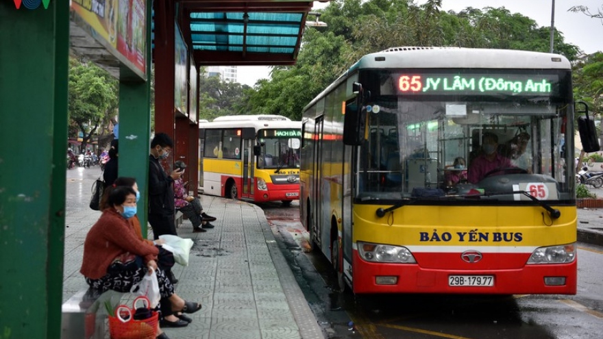Ảnh: Xe buýt Hà Nội hoạt động trở lại, khách đi vẫn còn thưa vắng