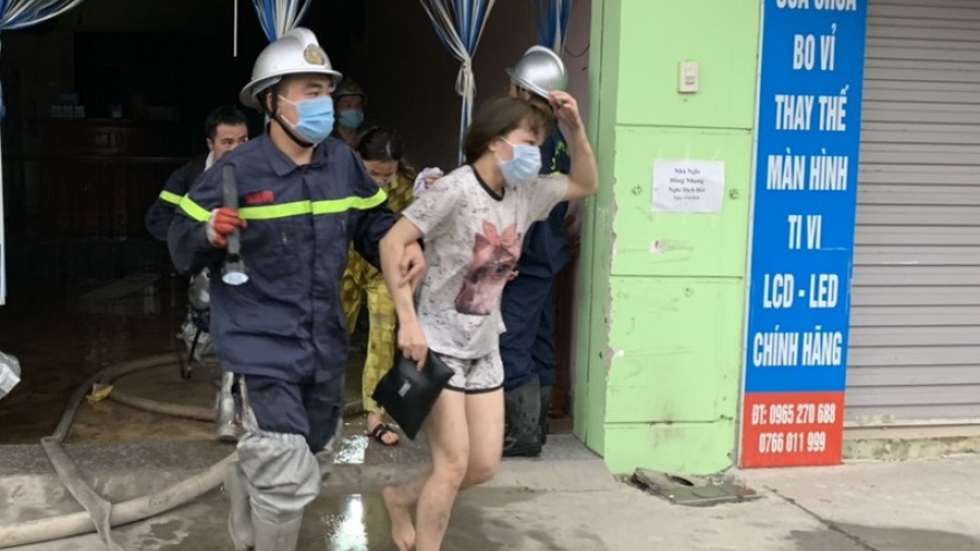 14 người kịp thoát thân khi 1 nhà nghỉ ở Hà Nội bốc cháy