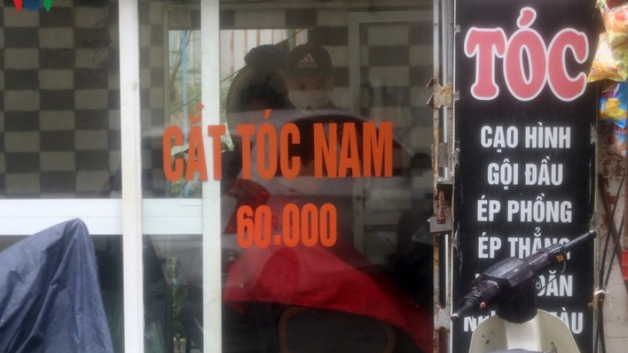 Mưa lớn, các điểm cắt tóc tại Hà Nội “hạ nhiệt“