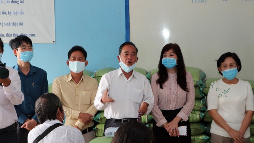 Trao 100 phần quà giúp người gốc Việt tại Campuchia trong mùa dịch Covid-19