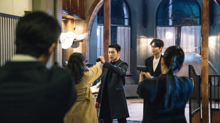 Quân vương bất diệt: Kim Go Eun bất ngờ chĩa súng vào Lee Min Ho