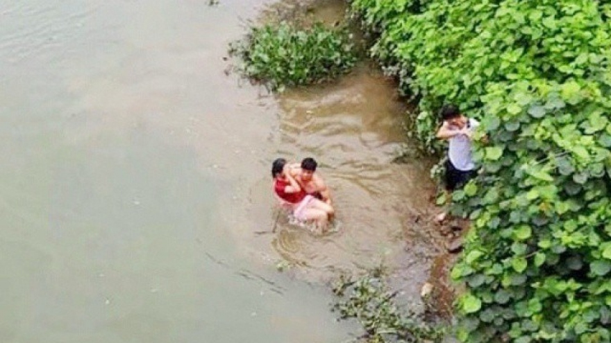 Kịp thời cứu sống nữ sinh gieo mình xuống dòng sông cuộn xiết tự vẫn