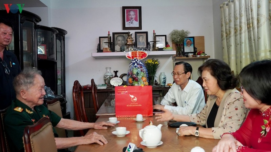 Chủ tịch Quốc hội thăm các Mẹ Việt Nam anh hùng tại TPHCM