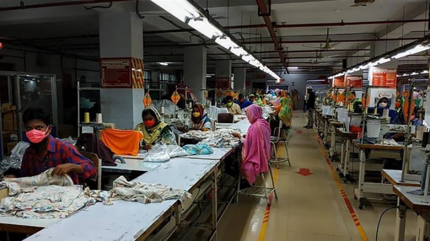 Các nhà máy dệt may Bangladesh hoạt động trở lại giữa lệnh phong tỏa