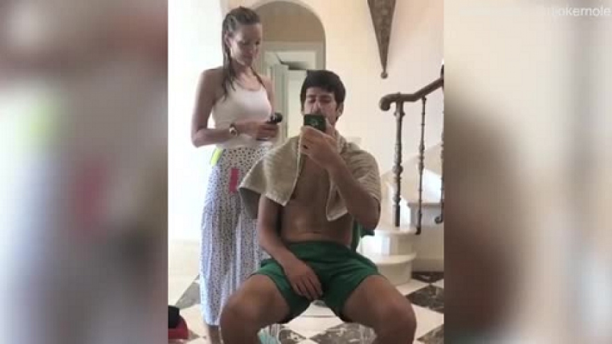 Djokovic nhờ vợ... cắt tóc hộ khi thực hiện giãn cách xã hội