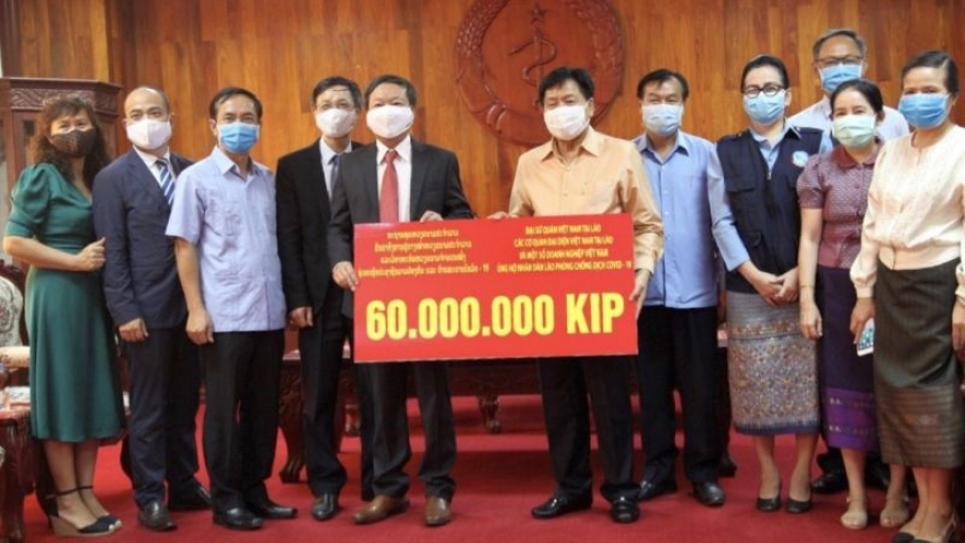 Đại sứ quán Việt Nam trao tiền hỗ trợ Lào chống dịch Covid-19