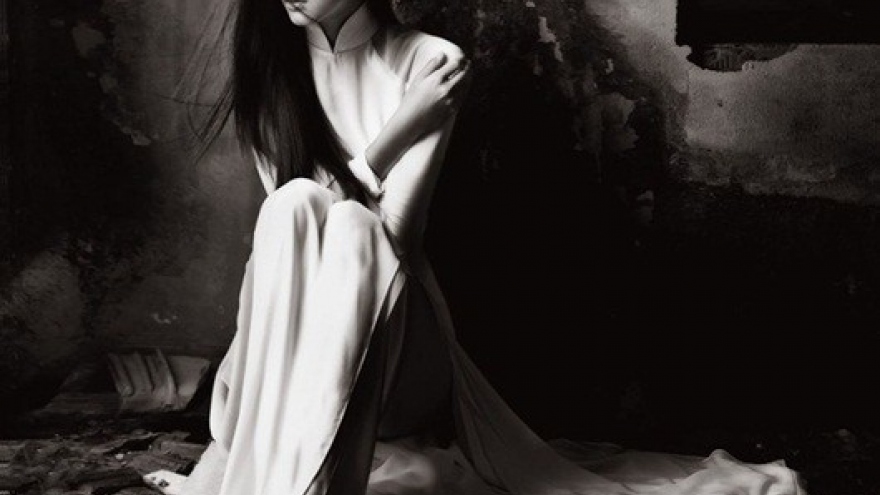 Bộ ảnh Hà Tăng diện áo dài trắng tinh khôi cách đây 8 năm "gây sốt"