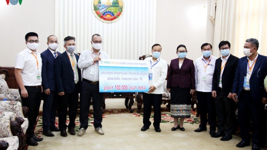 Doanh nghiệp Việt Nam hỗ trợ Lào 100.000 USD chống dịch Covid-19