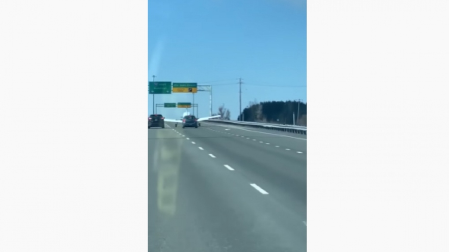Thót tim máy bay hạ cánh khẩn cấp trên đường cao tốc đông đúc ở Canada