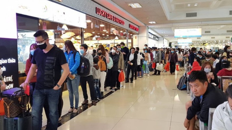 Gần 200 chuyến bay đến Nội Bài sau 2 ngày nới cách ly xã hội