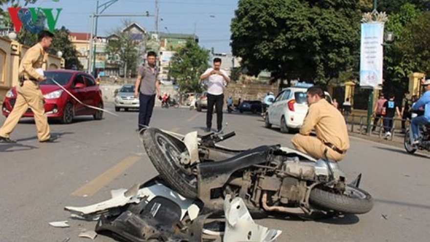 Đắk Lắk: Bị xe tải tông trong lúc chờ đèn đỏ, hai bố con thương vong