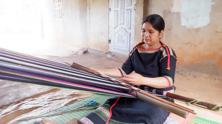 Đắk Lắk: Phụ nữ buôn Knia gìn giữ nghề dệt thổ cẩm