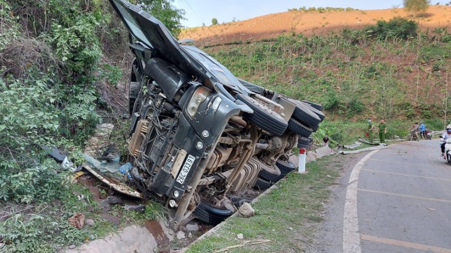 Xe đầu kéo vào cua mất lái đâm đổ tà li