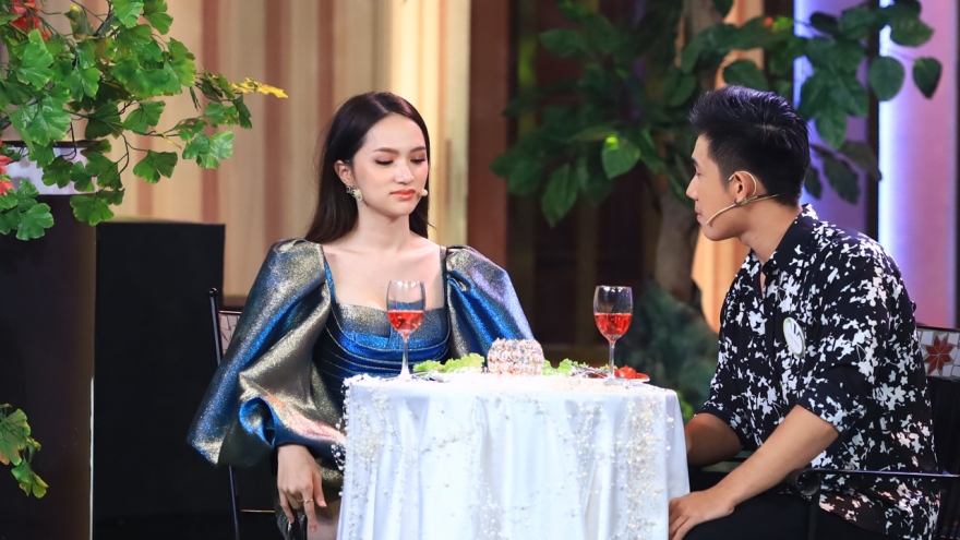 Hoa hậu Hương Giang thẹn thùng khi được trai đẹp tỏ tình
