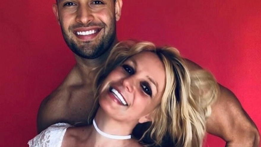 Britney Spears mong muốn có con với tình trẻ nhưng bị bố ruột phản đối