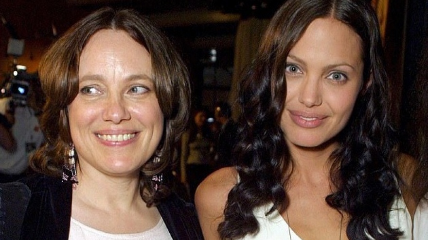 Angelina Jolie nghẹn ngào tưởng nhớ mẹ trong "Ngày của mẹ"