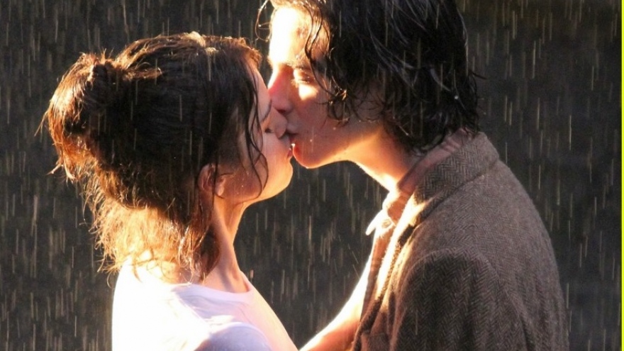 Selena Gomez ngọt ngào hôn trai đẹp dưới trời mưa ở New York